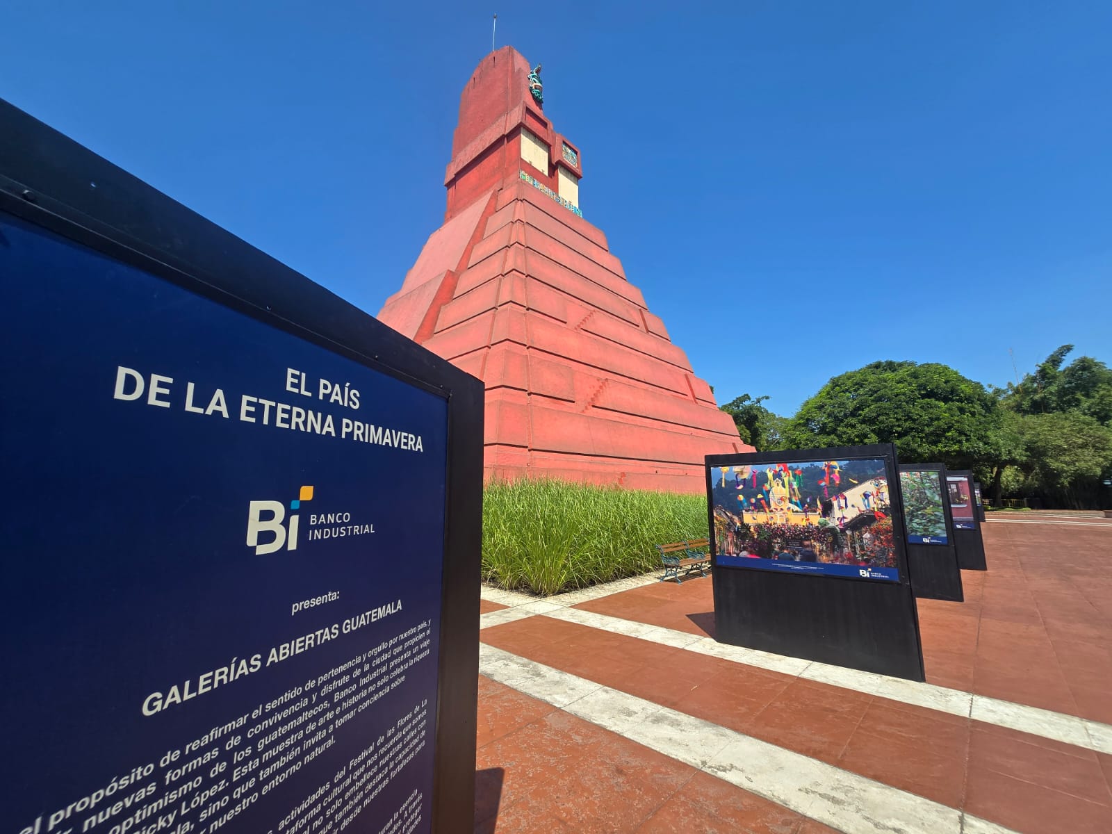 “Historia del IRTRA” convierte Xetulul en una galería abierta de recuerdos y orgullo guatemalteco